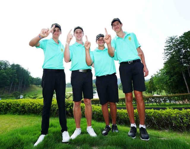 画像: 優勝した南アフリカチーム。トータル41アンダー、2位の日本とは11打差をつける圧勝だった