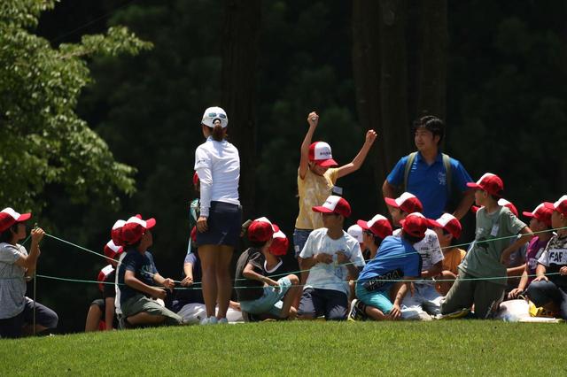 画像: 最終ホールを上がったプロと即席じゃんけん大会に子供たちも大喜び