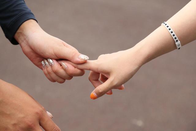 画像: 女子プロたちに実際に指を握ってもらい、その強さをたしかめたところ“ゆるい”という印象の選手はいなかった
