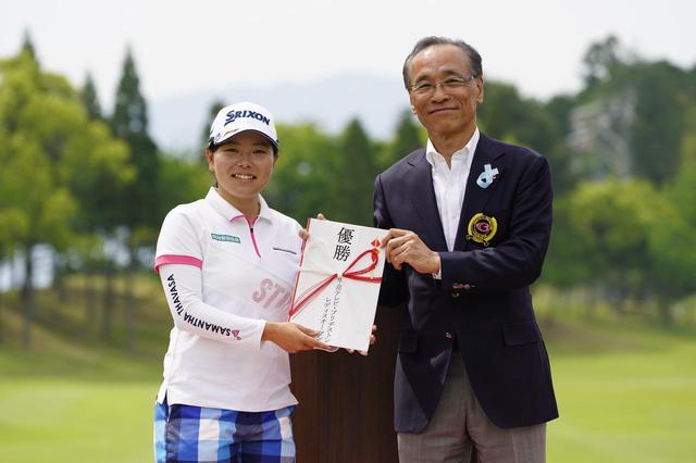 画像: 中京テレビ・ブリヂストンレディスオープンで優勝、賞金1260万円を獲得した勝みなみ(撮影/岡沢裕行 )