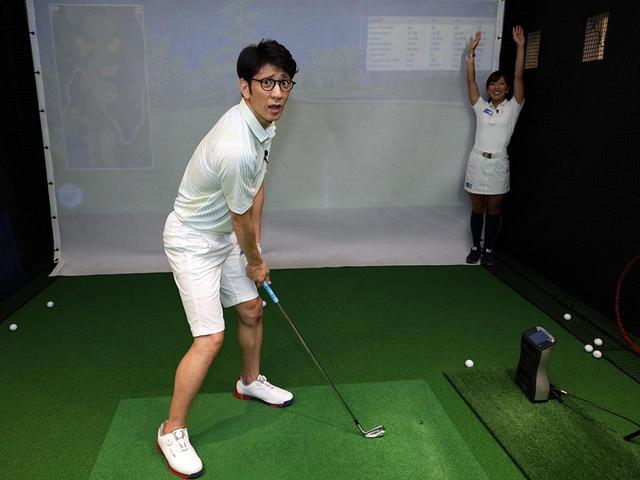 画像: フェースは目標に向けたまま、右足を後ろに思い切り引いて姿勢をクローズに。体のラインが斜め右45度(写真で小澤美奈瀬がいる方向)を向くくらいが目安だ