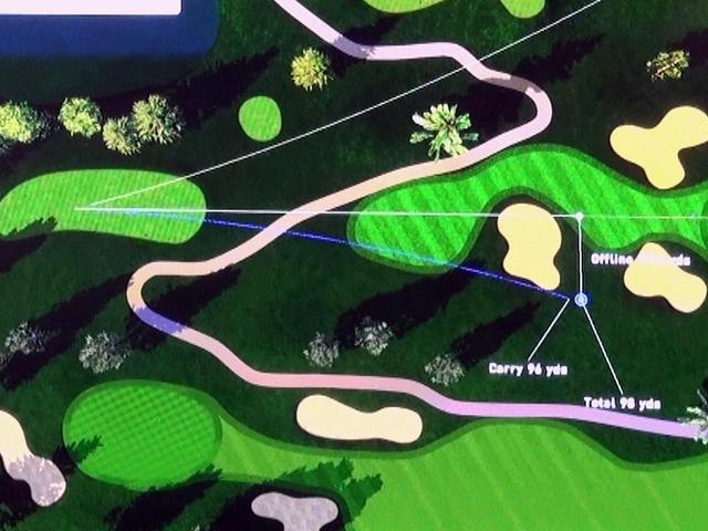 画像: ボールは右に逸れ、キャリー96ヤード、トータル98ヤードという結果に
