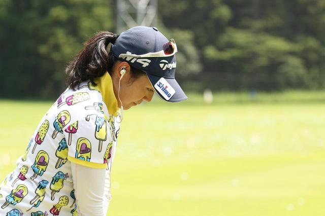 画像: 早くなりがちなスウィングテンポを整えるためにリズムを聞いているという山村彩恵