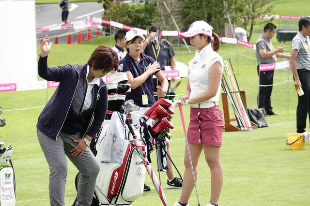 画像: ツアー1勝のキム・エースクがコーチ役。スウィング面をチェックしている