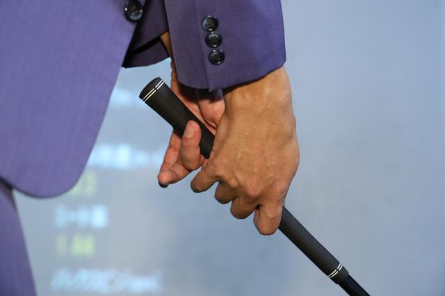 画像: やさしく握ろうとするあまり、左手の小指と薬指をグリップから外していたジョニ男