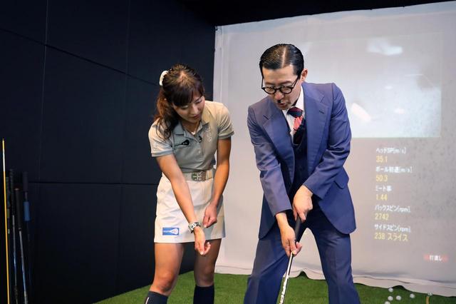 画像: 右手を左手からシャフト寄りに離して握り、その状態でフルスウィングをする