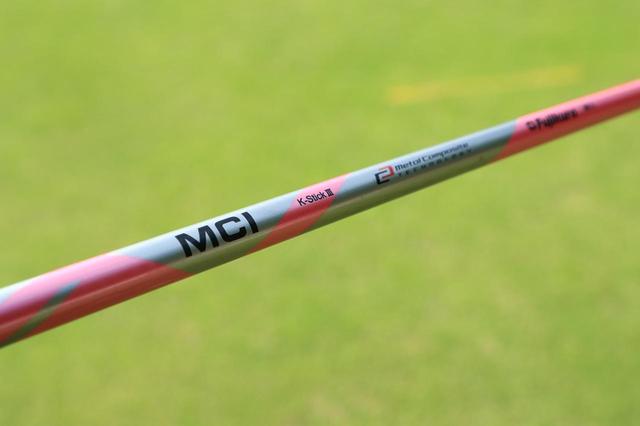 画像: フジクラの「MCI K-StickⅢ」という特別に柔らかい練習用シャフトに、ヘッドは現在使用する同型の8番アイアンのモノで練習をしている