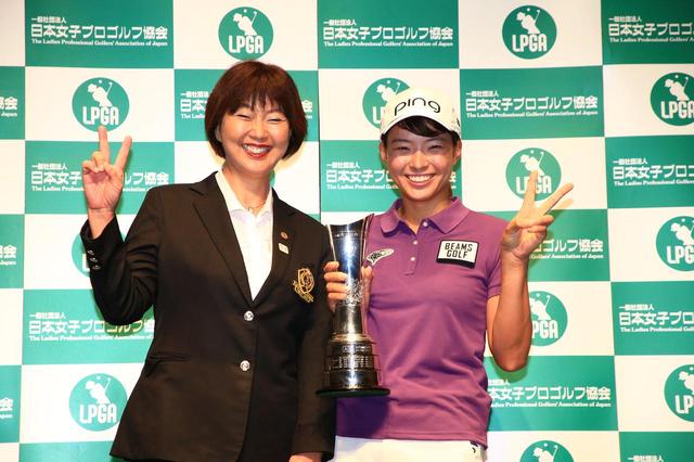 画像: 渋野日向子(写真右)の帰国記者会見で笑顔の小林浩美日本女子プロゴルフ協会会長(写真左)
