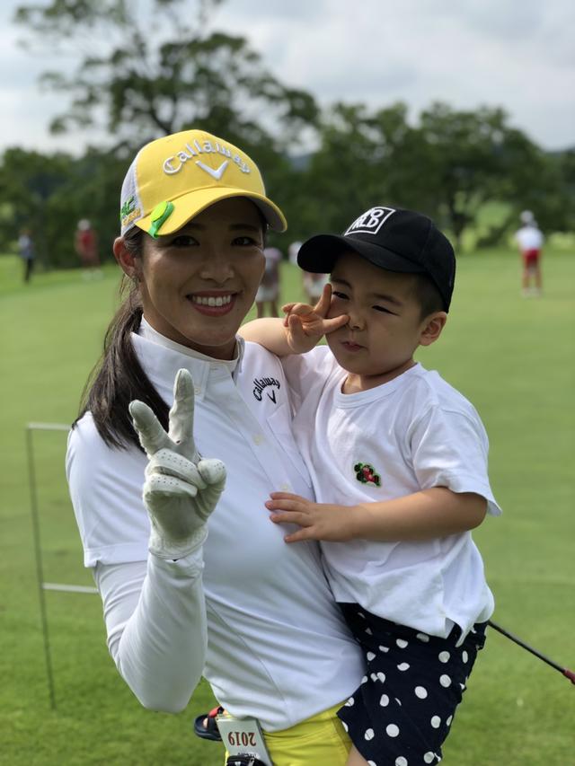 画像: レギュラーツアーでも優勝経験のある女子プロゴルファー・甲田良美と息子の将玄君