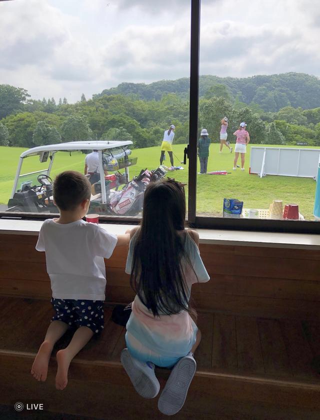 画像: ママの“仕事っぷり”を託児所内から見る子どもたち。社会見学でもある