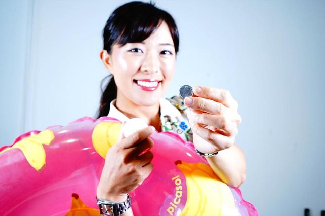 画像: 小澤美奈瀬「1円があればできちゃうドリルです!(浮き輪は関係ないですよ★)」