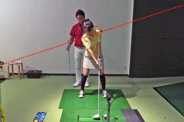 画像: 肩のラインを左肩上がりにすることで、ボールの打ち出し角も上がっていく。