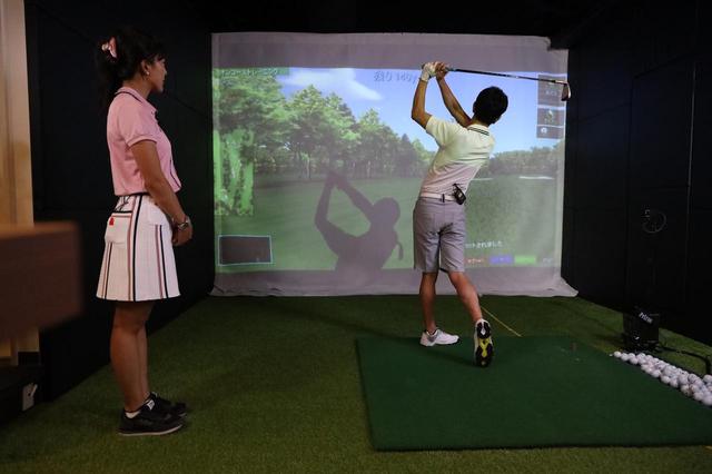 画像: 申告通り141ヤードの飛距離を出した柴田。小澤からみてもスウィングはきれいで大きな修正点はない