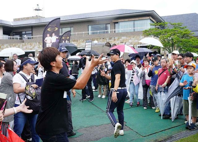 画像: ファンサービスも欠かさない石川