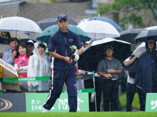 画像: 土砂降りのなかスタートした出利葉太一郎。1番ホールはボギー