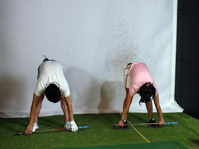 画像: クラブを持ちながら前屈。柴田さん、体柔らかっ!