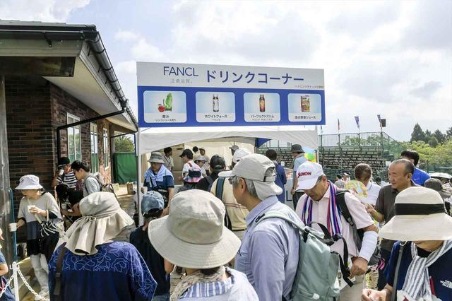 画像: 青汁や野菜ジュースなどファンケル商品を試せるドリンクコーナーも長蛇の列
