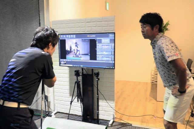 画像: 早速3Dモーションプレート「スウィングカタリスト」を使って原田のスウィングを説明する石井。原田も真剣だ
