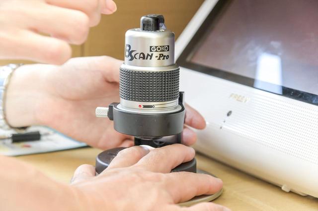 画像: 指先の血流を確認し、健康の悩みについて専門のカウンセラーに相談できる
