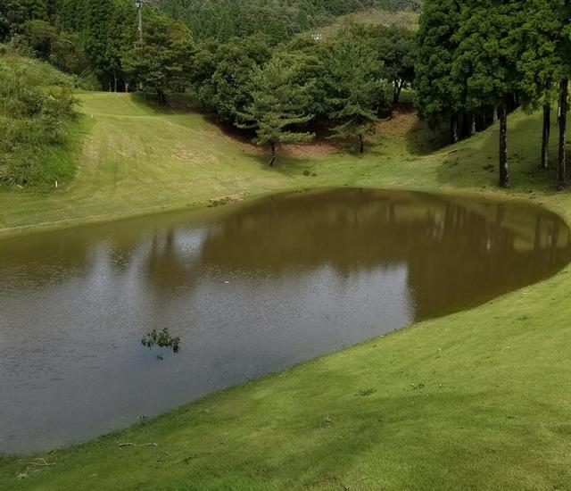 画像: コースの池が茶色く変色しているのではない。もともとラフだった場所に、未明の台風による豪雨できた巨大な”水たまり”。今回の台風がいかに強烈だったかが想像できる