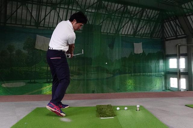 画像: 練習場では連続打ちドリルが効果的。家練と同じくボールが置かれているラインを意識しよう