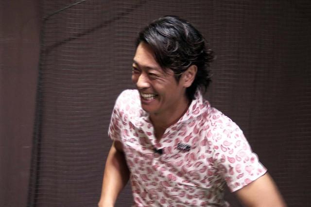画像: 力んでミスショットして照れ隠しにはしゃぐ永井。