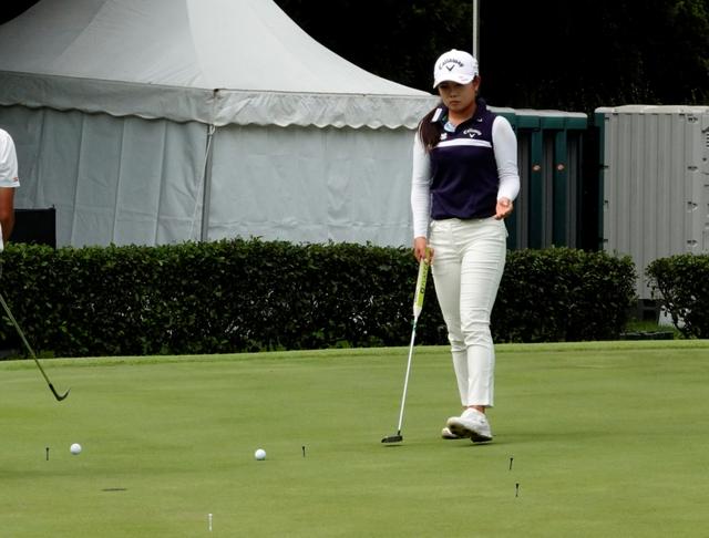 画像: 今季2勝目を目指す河本結。カップを中心に円を描くようにティを差し、様々な方向から入る確率を確認