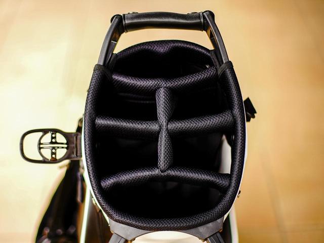画像: 口枠が6分割といたってシンプル。ボールマーカー兼用タオルリングや止水ジップなどが施され、使い勝手がいいバッグだ
