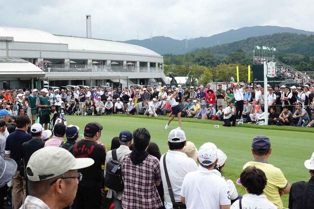画像: クラブハウス近くの5番ホールもご覧のひとだかり