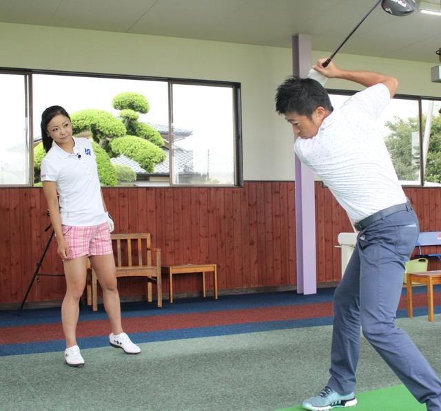 画像: 記者相手に即席で体験レッスンを行った三塚