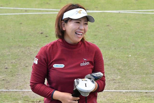 画像: 練習場でテストすると「OK!OK!」と好感触の吉田弓美子(撮影/増田保雄)