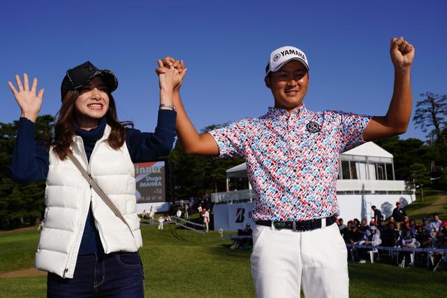 画像: 昨年の「ブリヂストンオープン」で18年シーズン初勝利を挙げた今平。優勝賞金3000万円をゲットし、婚約者の若松奈々恵さんと喜びあった(撮影 姉﨑正)