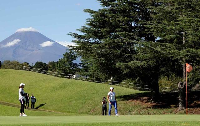 画像: 17番ホールでは4メートルのパットを決めパーセーブ