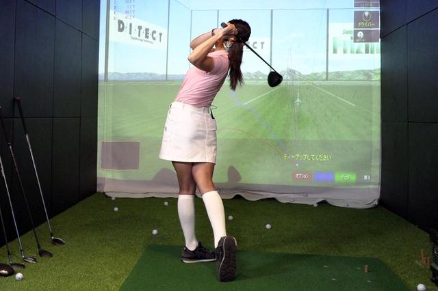 画像: お手本を披露する小澤。ブレのないキレイなスウィングに、ルーも驚く