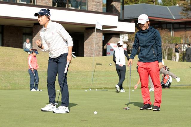 画像: 拳を強く握りしめガッツポーズをした成田美寿々。8打差で成田の勝利という結果になった