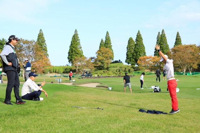 画像: 惜しくも敗れた穴井は罰ゲームとして全身トレーニング“バーピージャンプ”を10回行っていた