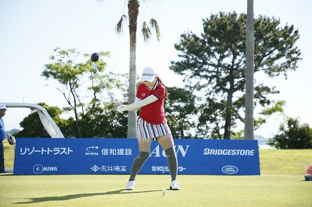 画像: 写真B:バックスウィングでは左への体重移動が少なく、右サイドに重心を残したまま振っている