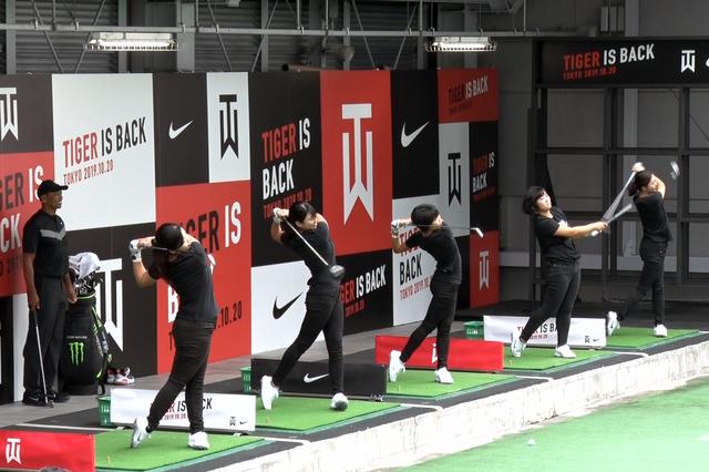 画像: タイガーからのアドバイスを受け、難易度の高い練習をこなす明治大学女子ゴルフ部員