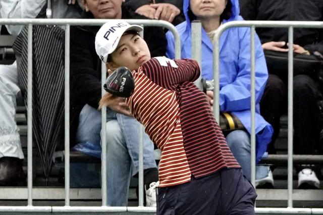 画像: 2日目、前半はショットの調子がイマイチだった渋野