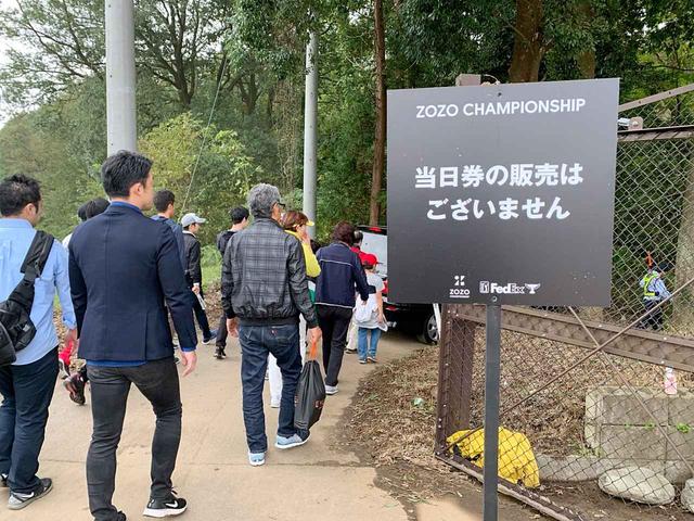 画像: ついにコースの敷地内へ。たどり着いた……! と早くもプチ感動