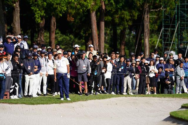 画像: パー5の18番ではバンカーに入れ、難しい状況から「イーグルならワンチャンスある」とスプーンを振り抜いた