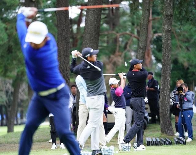 画像: 最終日となった月曜日、タイガー、松山らは早朝からドライビングレンジで練習