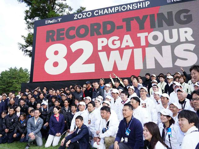 画像: 試合終了後、大会に携わった関係者、ボランティアたちと記念撮影も行ったタイガー(撮影/姉崎正)