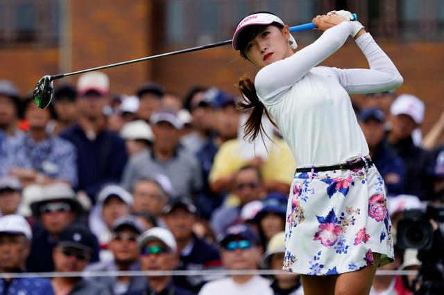 画像: 賞金シード獲得へむけ奮闘中の臼井麗香。年下プロのツアー参入はもちろん刺激になっているという(写真は19年の「北海道meijiカップ」撮影/岡沢裕行)