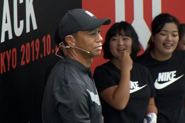 画像: 狙いを外して悔しがるタイガー。“余興”であっても妥協はないことが表情からわかる
