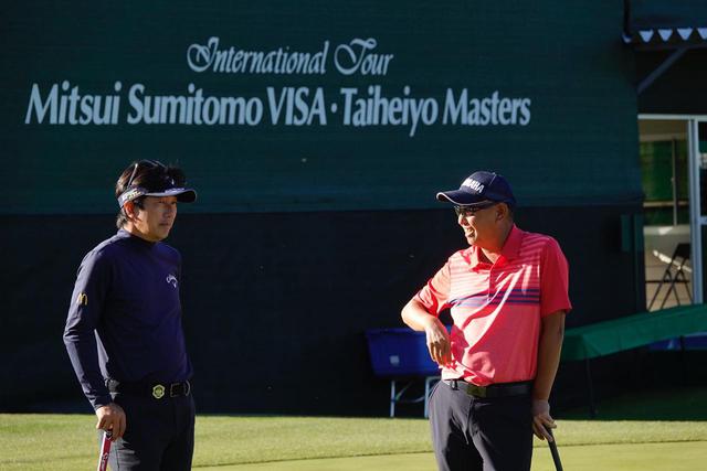 画像: 三井住友VISA太平洋マスターズの会場で、“シニア仲間”の深堀圭一郎(左)談笑する谷口