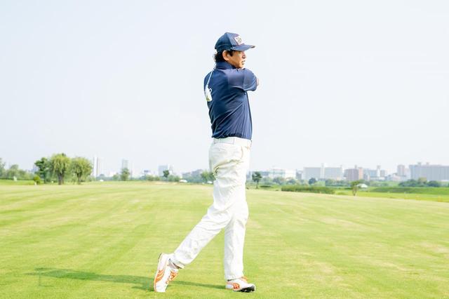 画像: 右肩を目標へ向けるイメージで回していけば、キレイなフィニッシュが作れる
