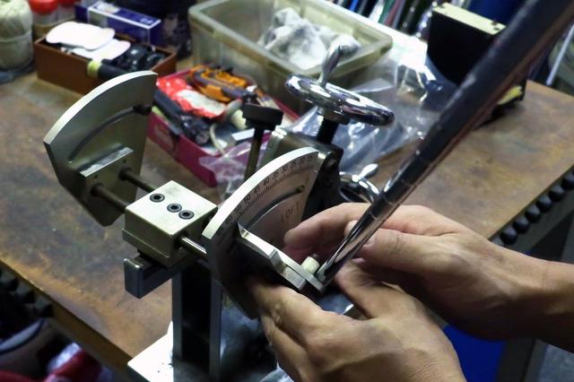 画像: 削りに移る前に専用の工具を使ってロフト角、ライ角の調整をする