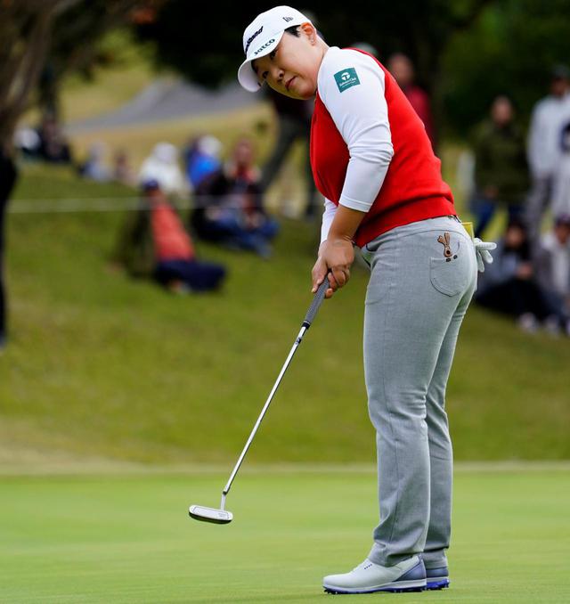 画像: 現在賞金ランク2位のシン・ジエはショットもパッティングも前傾角度が浅い(写真は2019年の伊藤園レディス 撮影/岡沢裕行)
