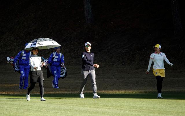 画像: この試合を最後に一線を退く一ノ瀬優希(左)と昨年優勝の勝みなみ(右)と同組になった渋野日向子(中)